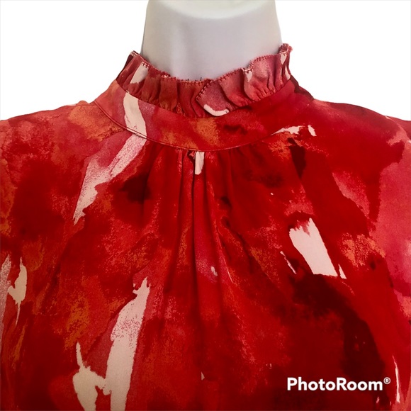 ✨HP✨NWT Donna Karan sleeveless top w/ ruffled mock neck, L, red and white floral - Picture 5 of 11